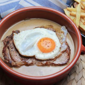 Bife-com-ovo-a-cavalo-em-molho-de-cafe-principal-site-scaled